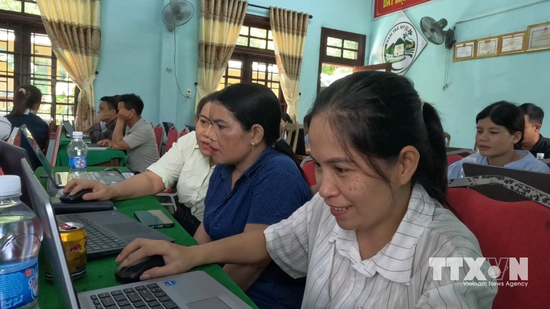 Cán bộ và giáo viên ở các xã miền núi phía Tây Đà Nẵng đang nỗ lực trang bị kỹ năng số để bắt nhịp với quá trình chuyển đổi số. (Ảnh: Xuân Quý/TTXVN)